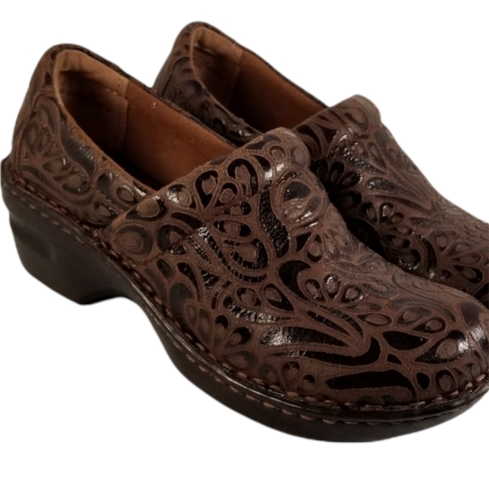 B.O.C. Clogs in Brown Suede Design size 6.5
